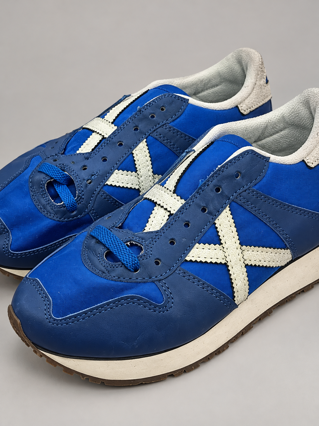 Munich azul vivo X crema cuello claro talla 40 detalle de tejido y ojales