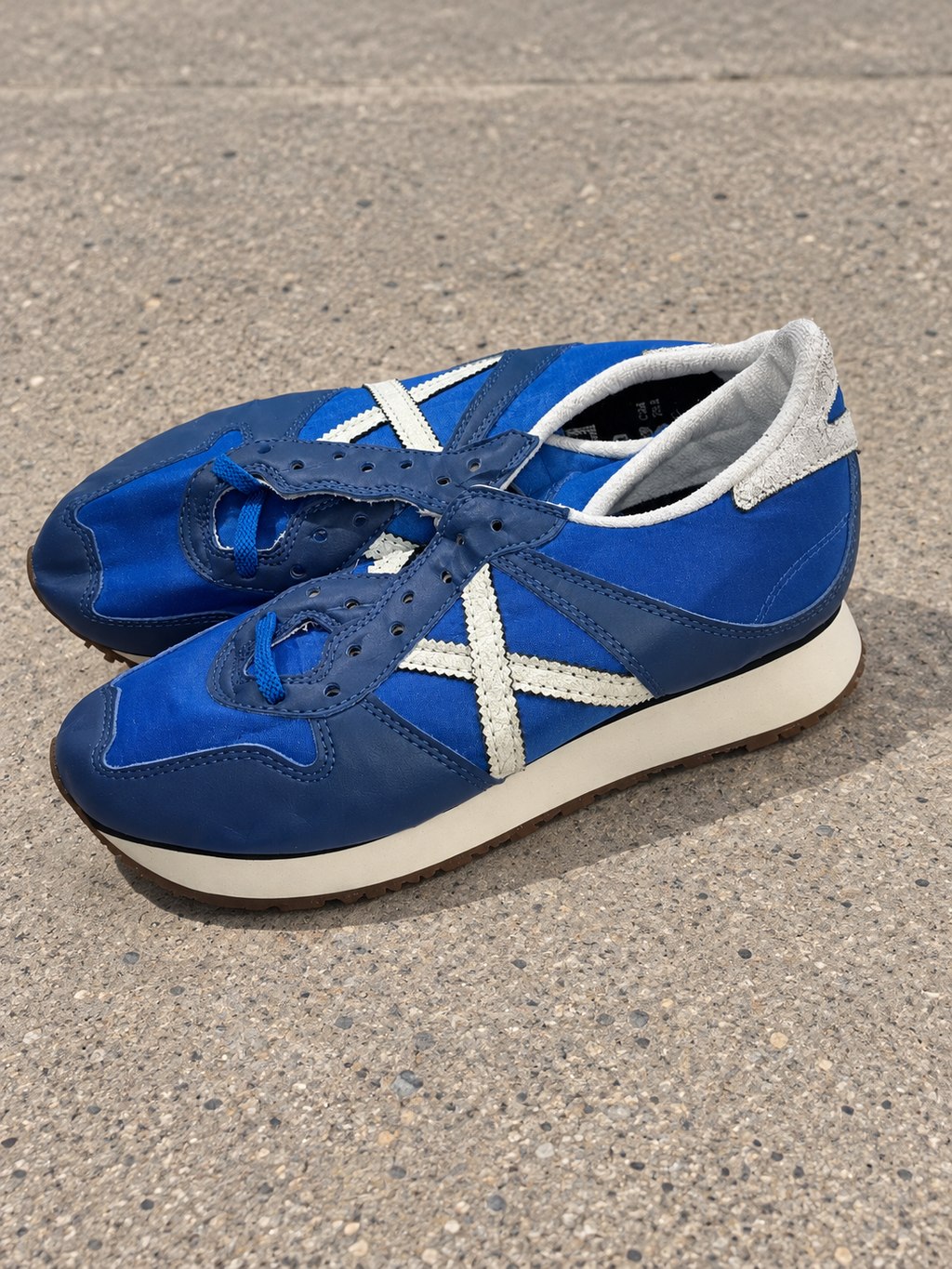 Munich azul vivo X crema cuello claro talla 40 sobre pavimento