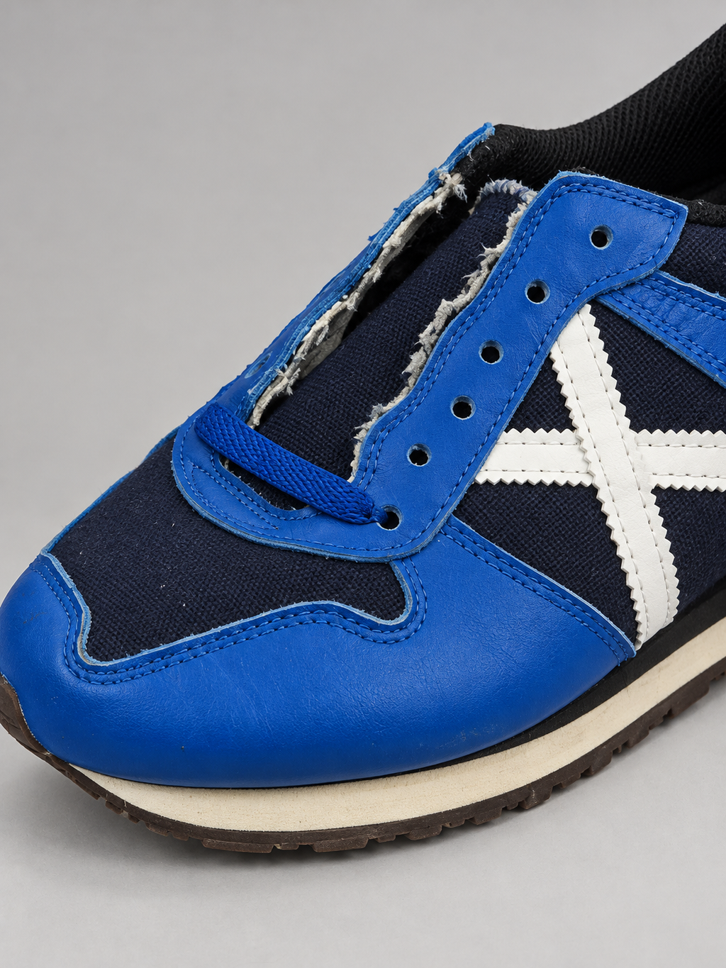 Munich marino azul vivo X blanca talla 40 detalle de tejido y ojales