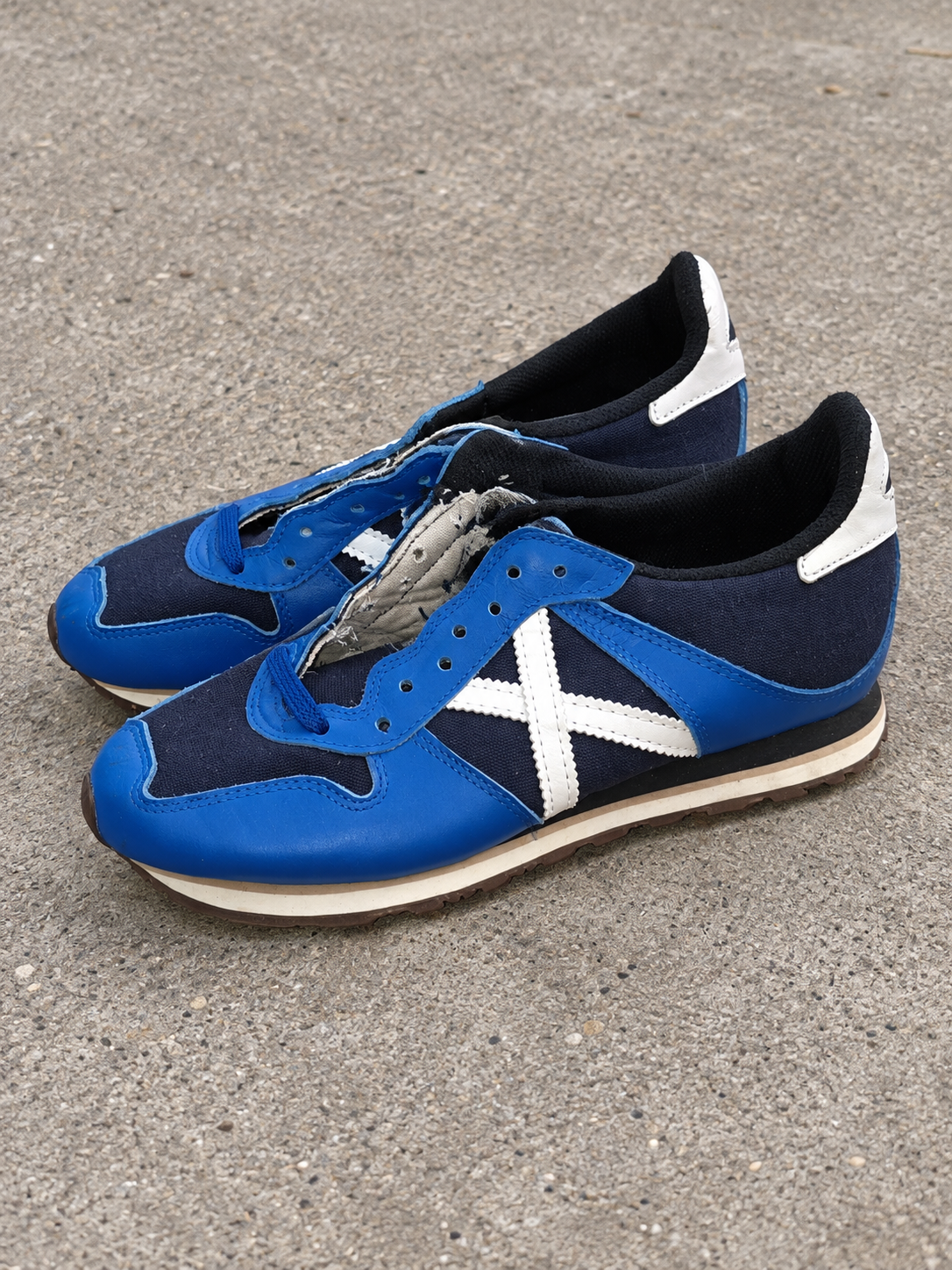 Munich marino azul vivo X blanca talla 40 sobre pavimento