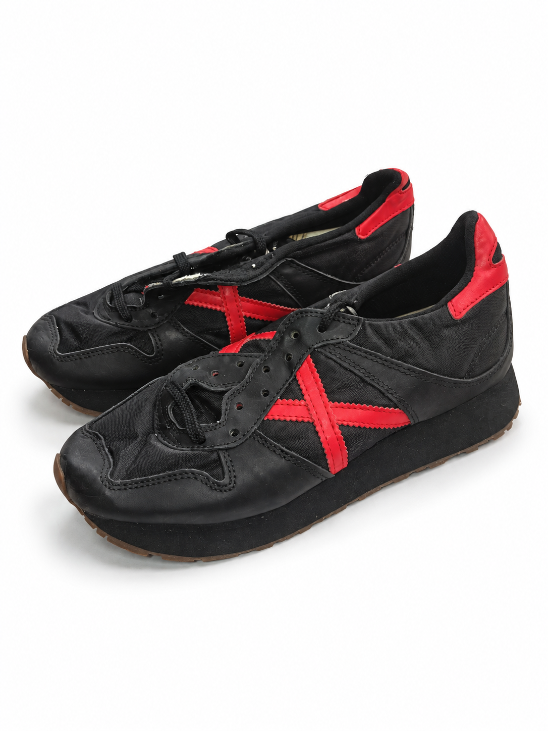 Munich negras X roja suela negra talla 40 fondo blanco