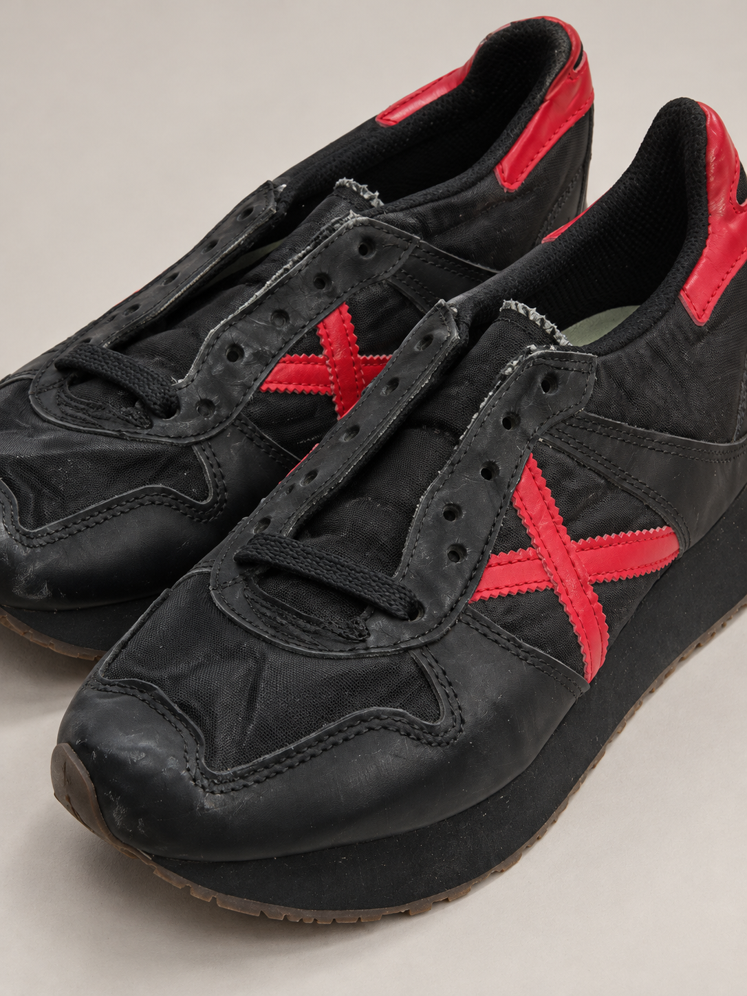 Munich negras X roja suela negra talla 40 detalle de puntera y cordones