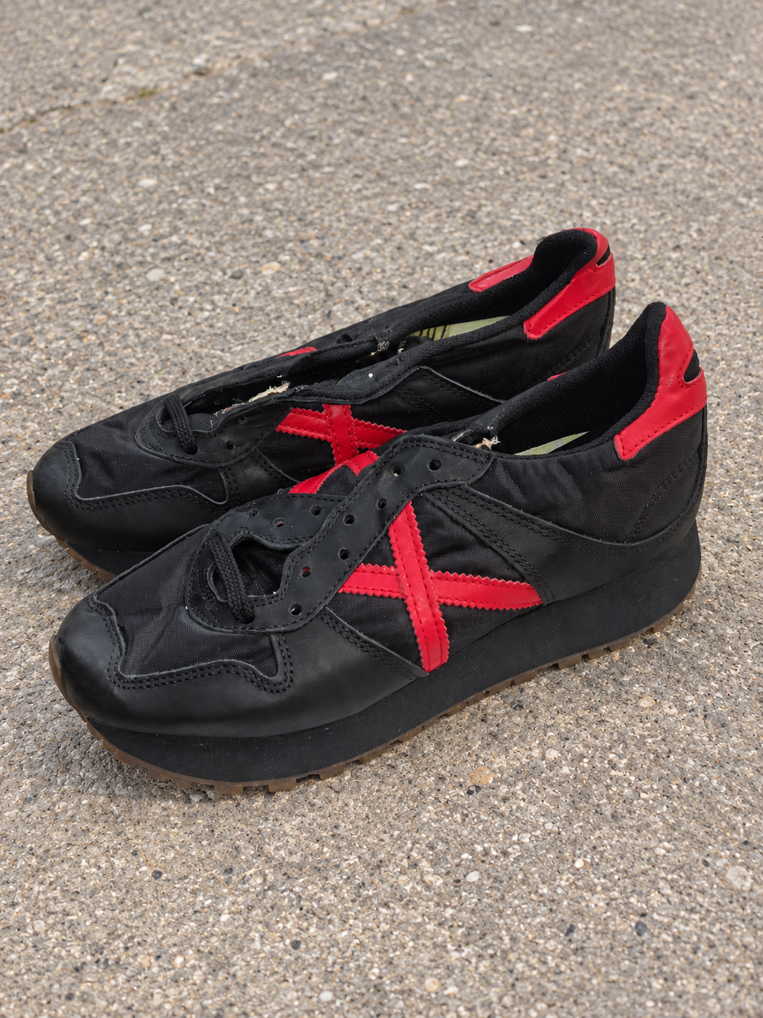 Munich negras X roja suela negra talla 40 sobre pavimento