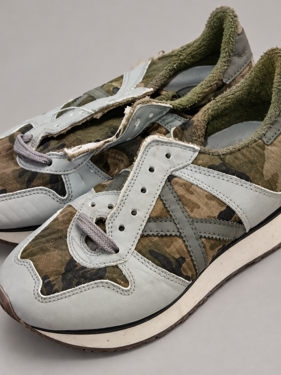 Munich camuflaje con piezas grises talla 40 detalle de puntera y cordones