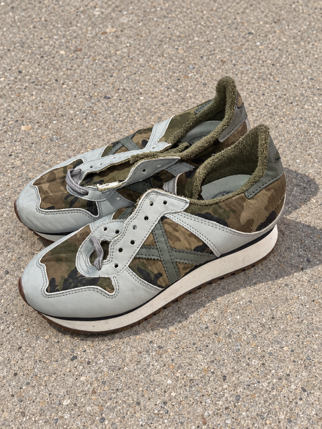 Munich camuflaje con piezas grises talla 40 sobre pavimento