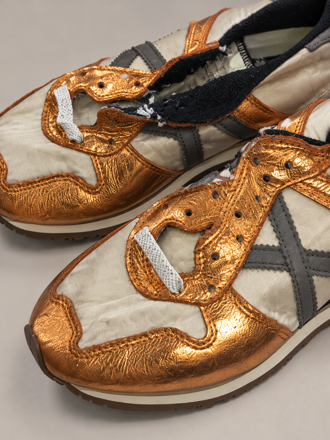 Munich crema y cobre metalizado con X gris talla 40 detalle de puntera y cordones