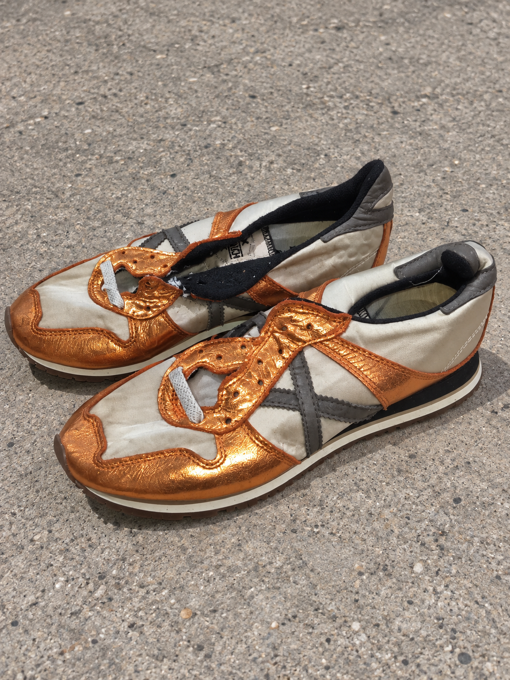 Munich crema y cobre metalizado con X gris talla 40 sobre pavimento