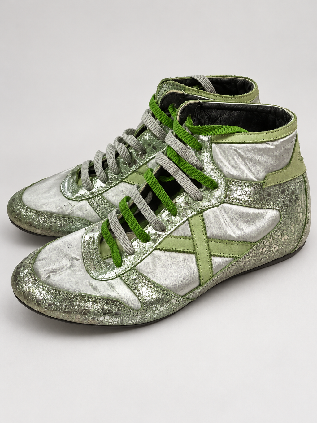 Munich altas plateadas y verdes talla 40 detalle de costuras y cordones