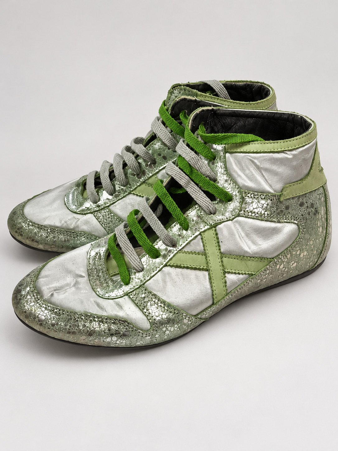 Munich altas plateadas y verdes talla 40 detalle de costuras y cordones