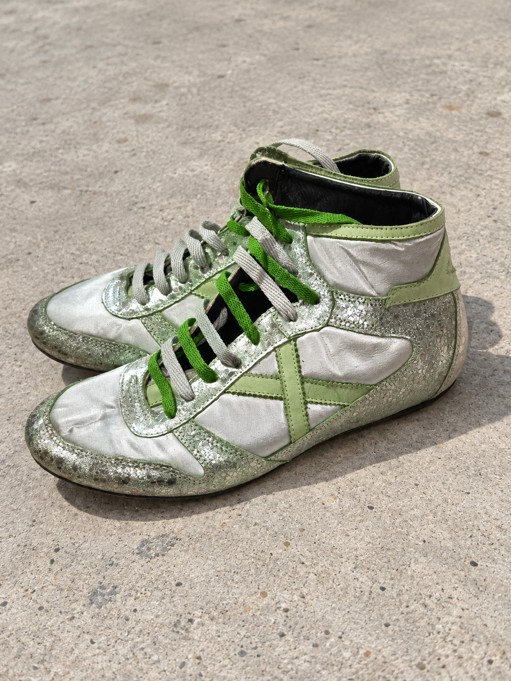 Munich altas plateadas y verdes talla 40 sobre pavimento