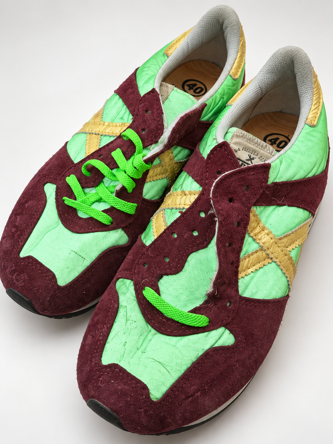 Munich verdes y burdeos con X dorada talla 40 detalle de puntera y cordones parciales