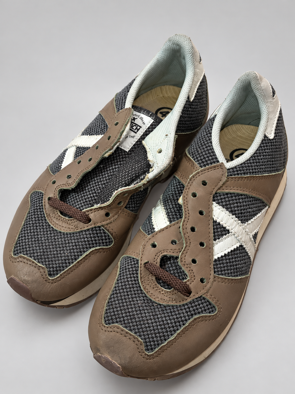 Munich malla gris y marrón X blanca talla 40 detalle de puntera y cordones parciales