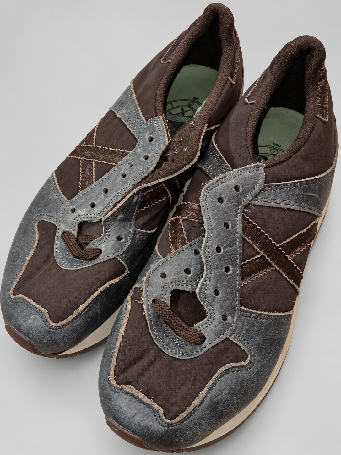 Munich marrón oscuro y gris X marrón talla 40 detalle de puntera y cordones parciales