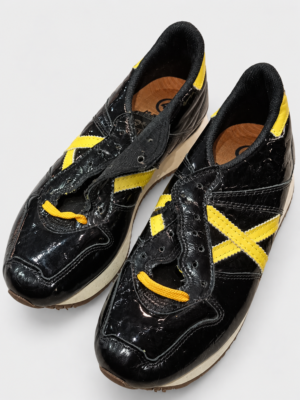 Munich negras de brillo X amarilla talla 40 detalle de puntera y cordones parciales