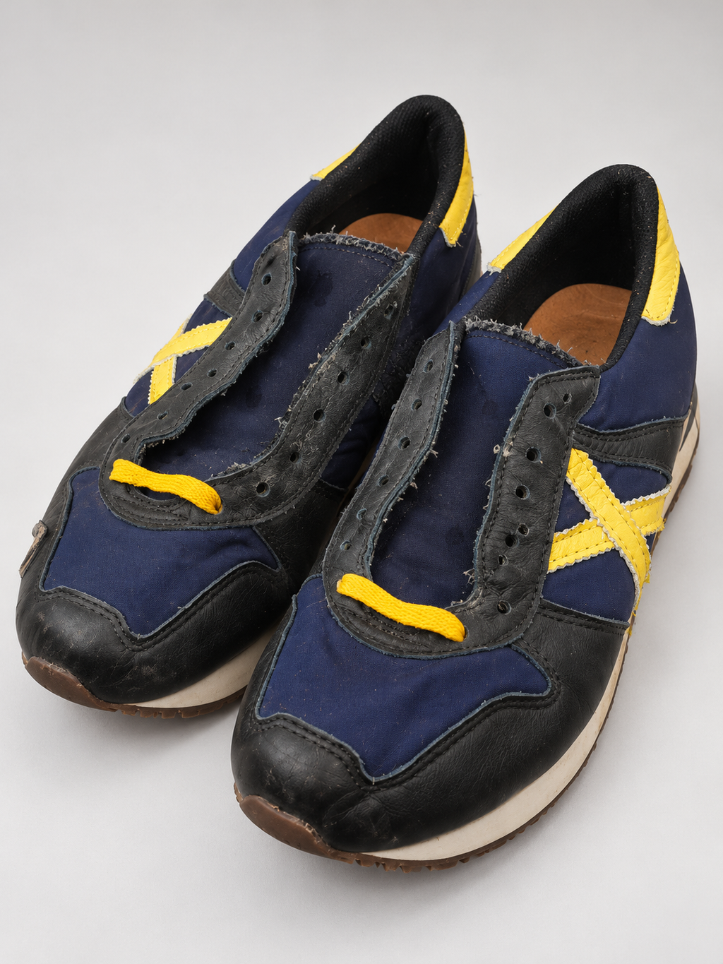 Munich marino y negras X amarilla talla 40 detalle de puntera y cordones parciales