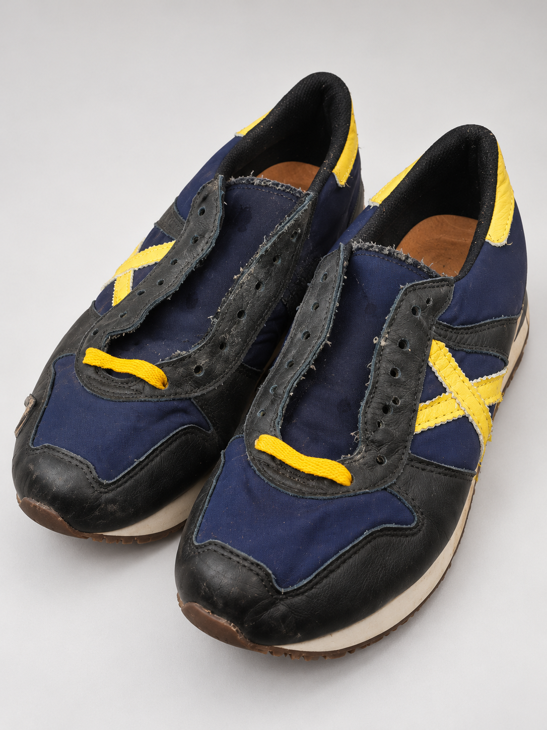Munich marino y negras X amarilla talla 40 detalle de puntera y cordones parciales