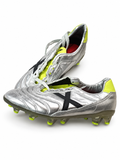 Botas fútbol Munich plateadas X negra tacos lima talla 40 fondo blanco