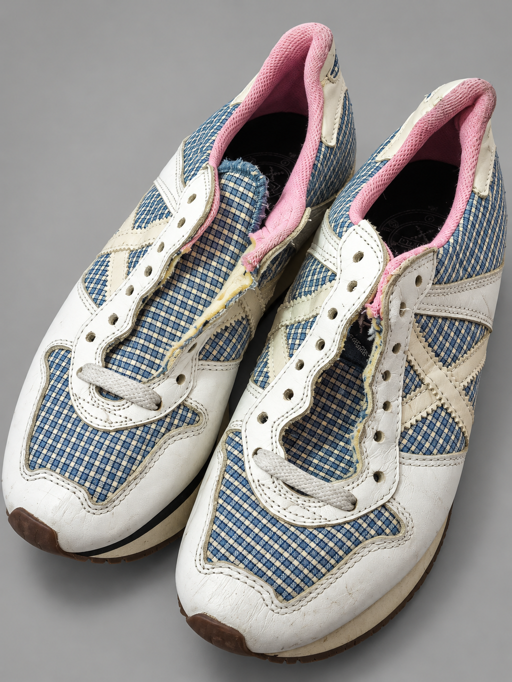 Munich blancas cuadros azul marino cuello rosa talla 40 detalle de puntera y cordones parciales