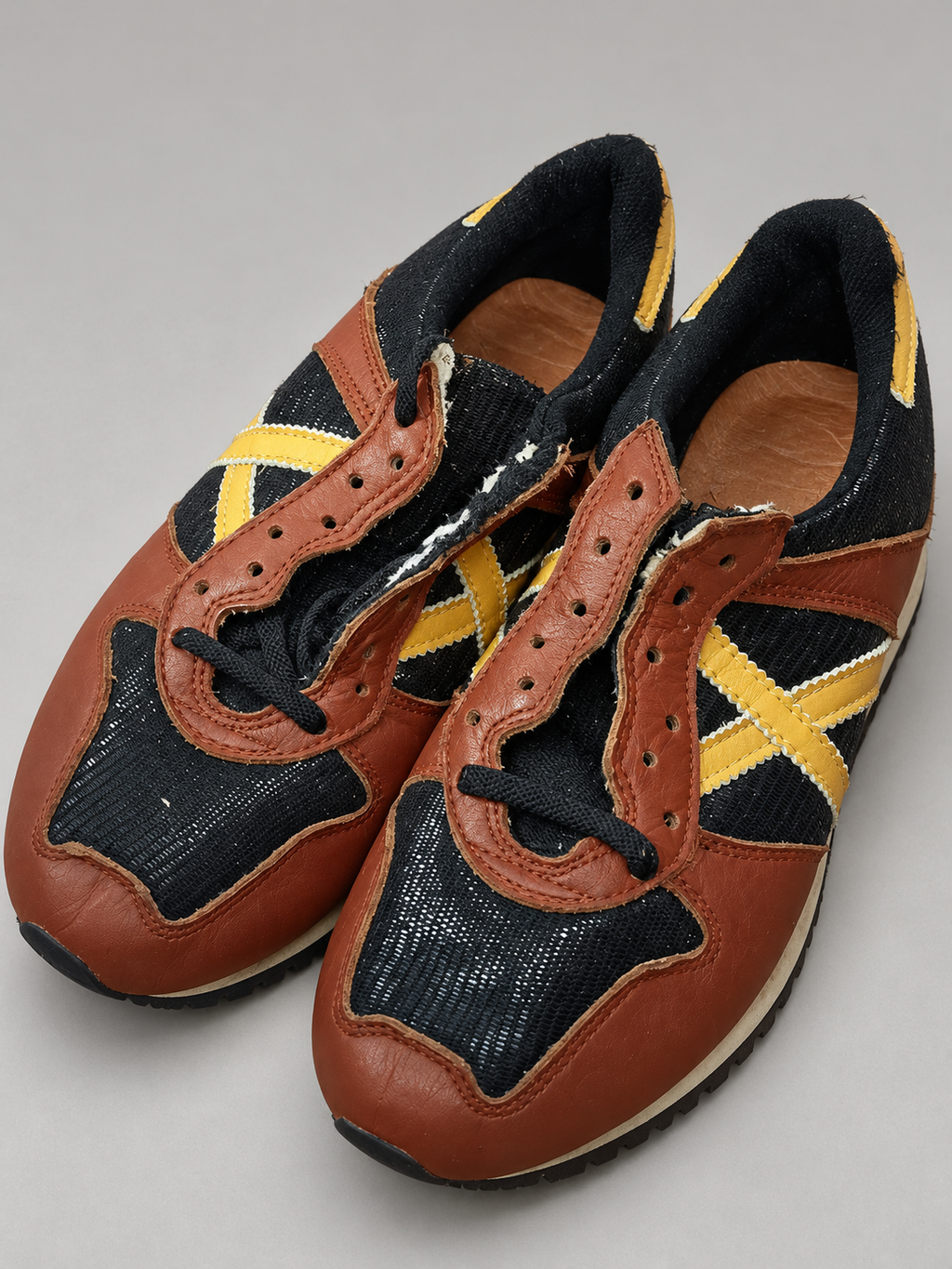 Munich negras y marrón rojizo X amarilla talla 40 detalle de puntera y cordones parciales