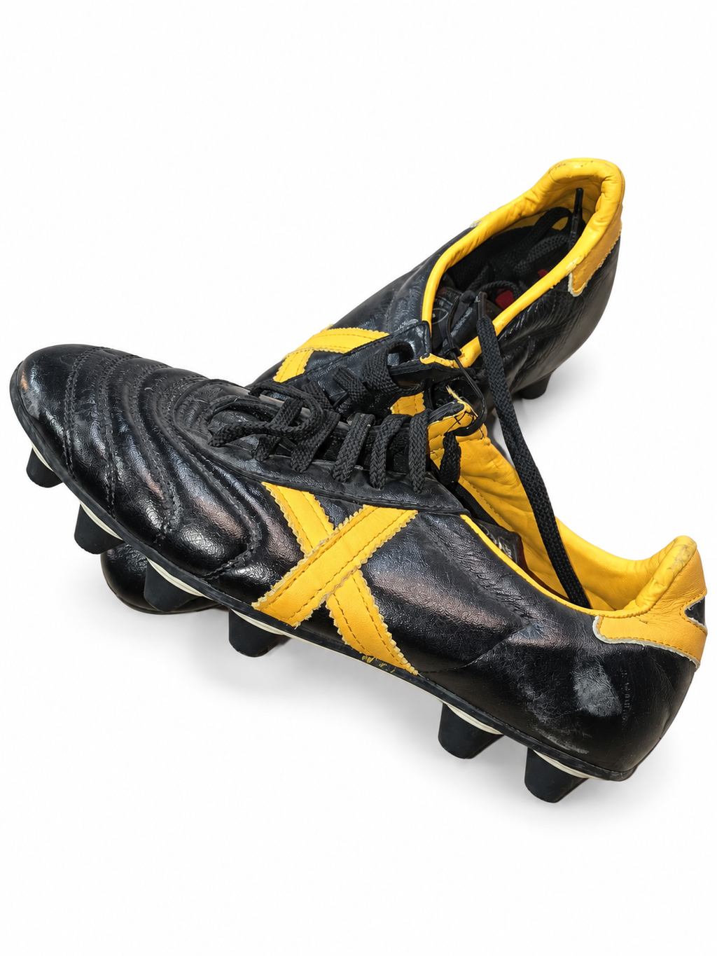 Botas fútbol Munich negras X dorada cuello amarillo talla 40 fondo blanco