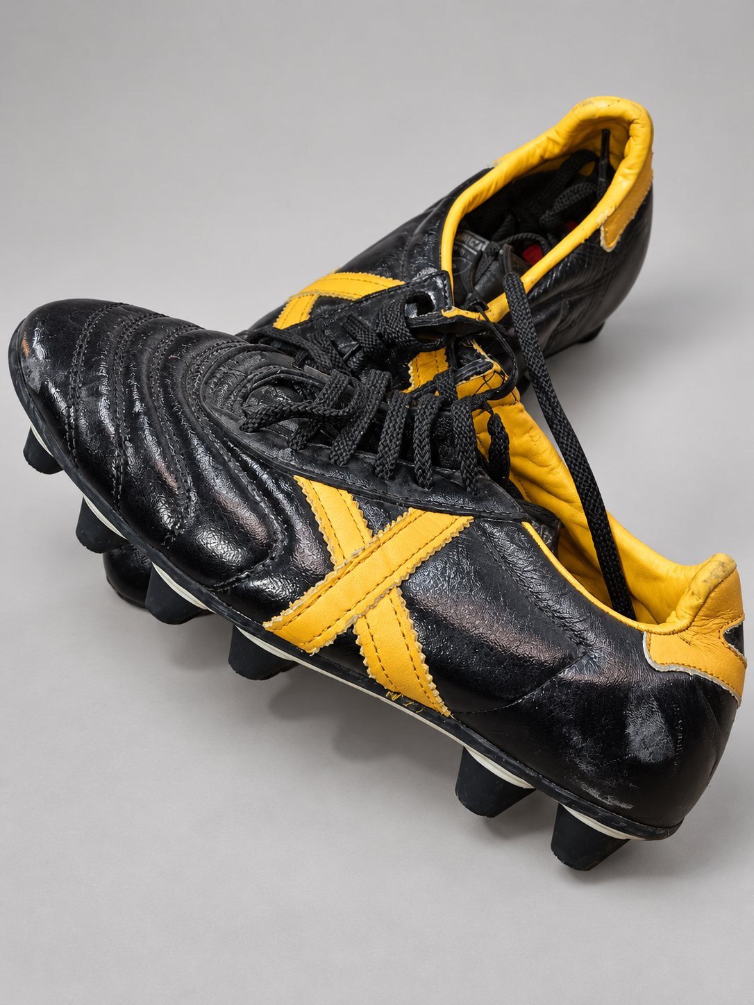Botas fútbol Munich negras X dorada cuello amarillo talla 40 detalle de puntera y cordones