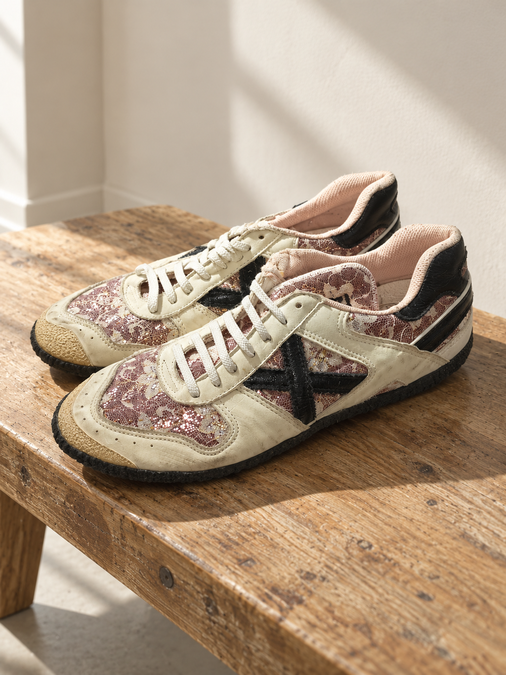 Munich crema floral rosa con X negra talla44 - ambiente sobre banco de madera
