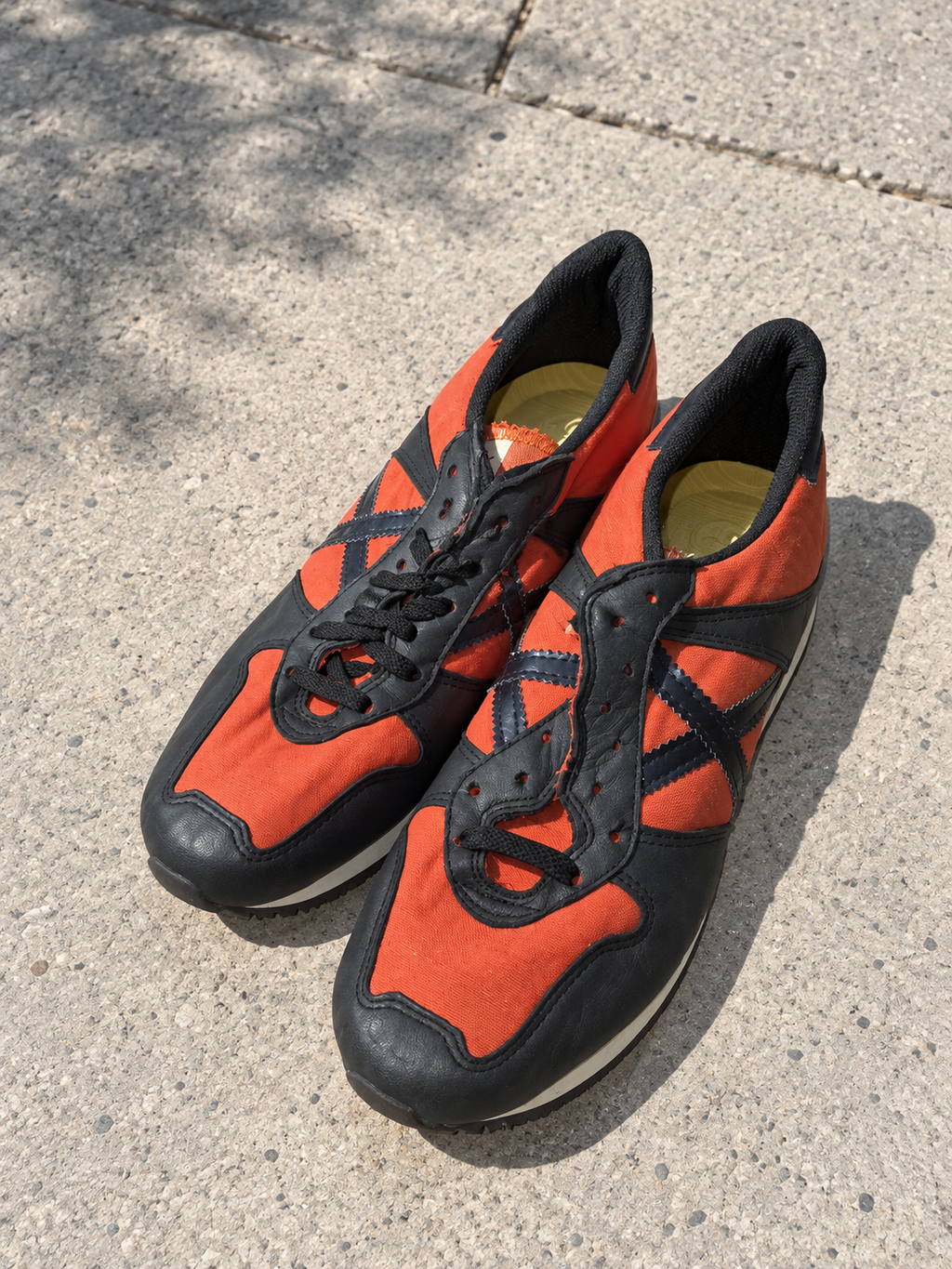 Munich naranja negras X negra talla40 sobre pavimento