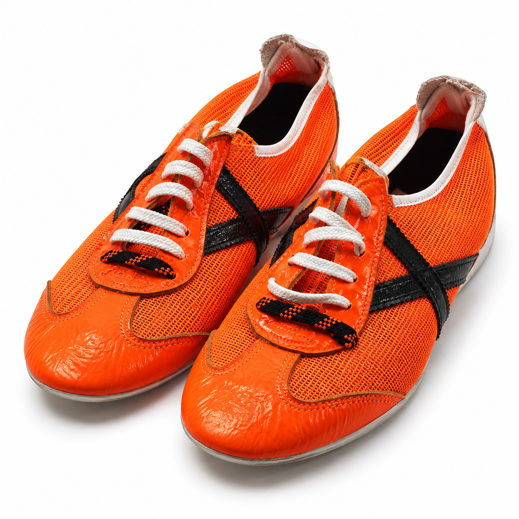 Zapatillas Munich naranjas de malla con detalles negros sobre fondo blanco