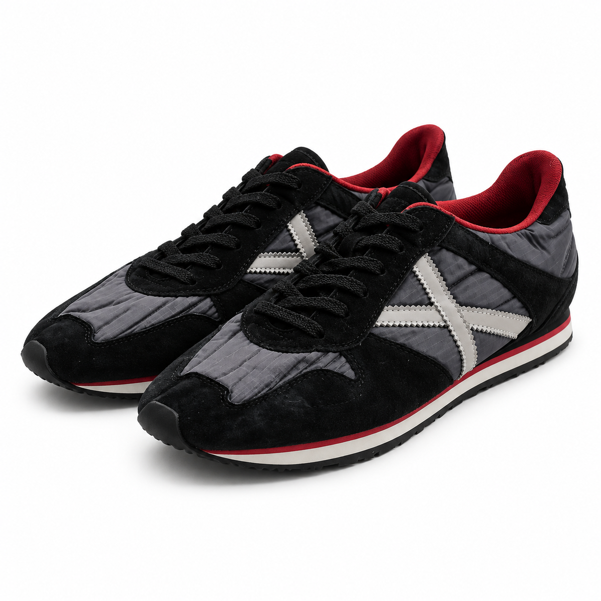 Zapatillas Munich negras y grises con detalle blanco y forro rojo - vista principal