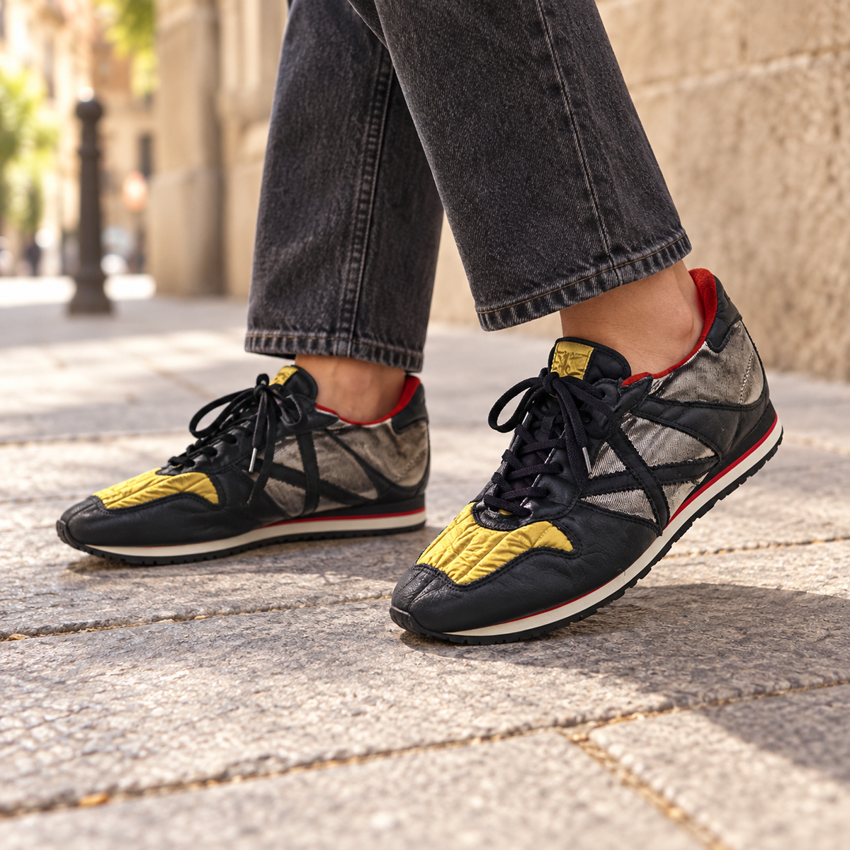 Zapatillas Munich negras, plateadas y amarillas en escena urbana