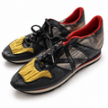 Zapatillas Munich negras y plateadas con puntera amarilla sobre fondo blanco