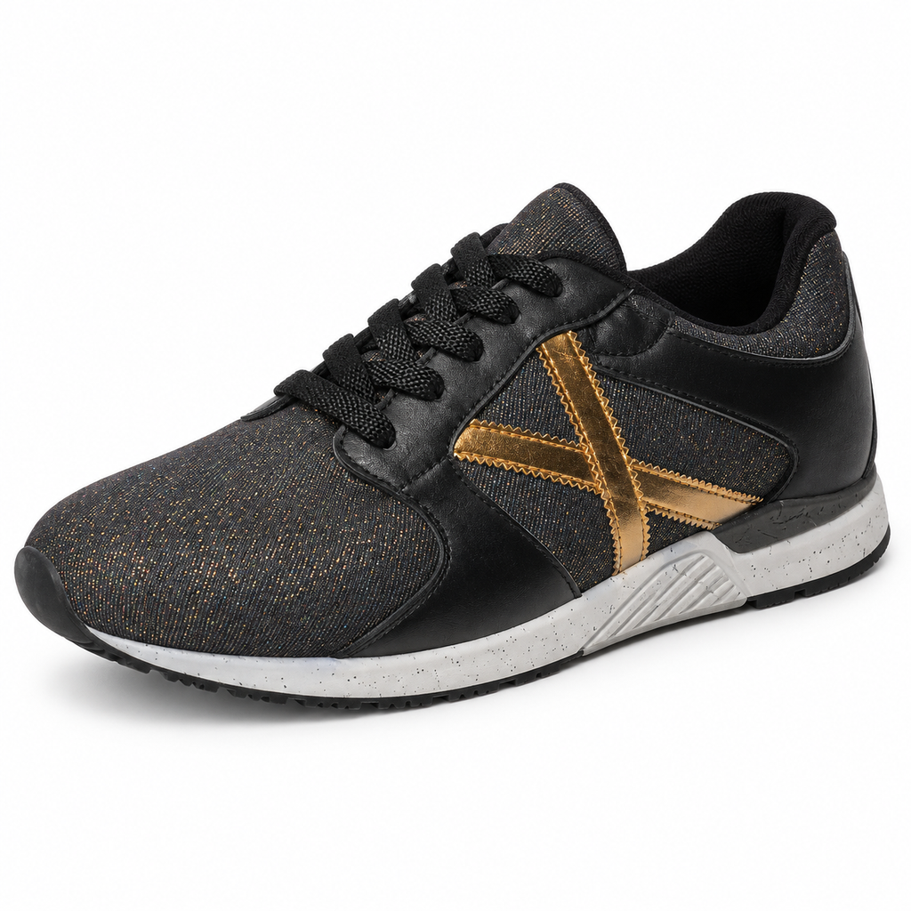 Zapatillas Munich negras con brillo y detalle dorado sobre fondo blanco