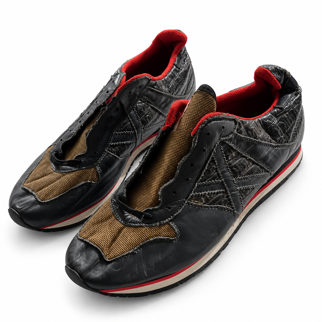 Zapatillas Munich negras y doradas con interior rojo