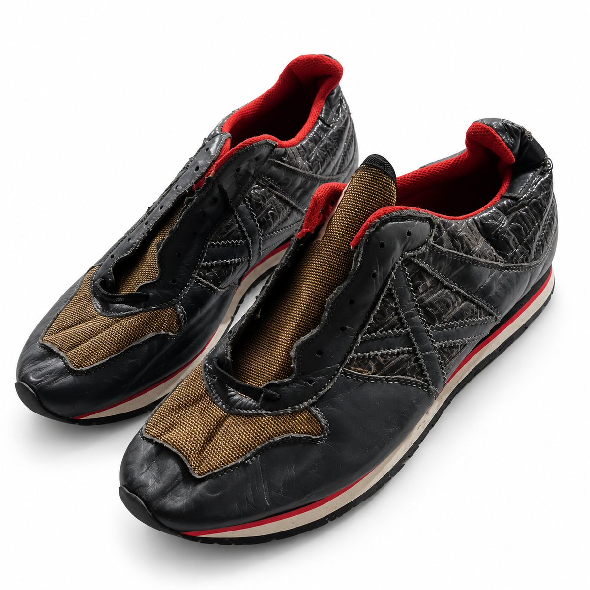 Zapatillas Munich negras y doradas con interior rojo