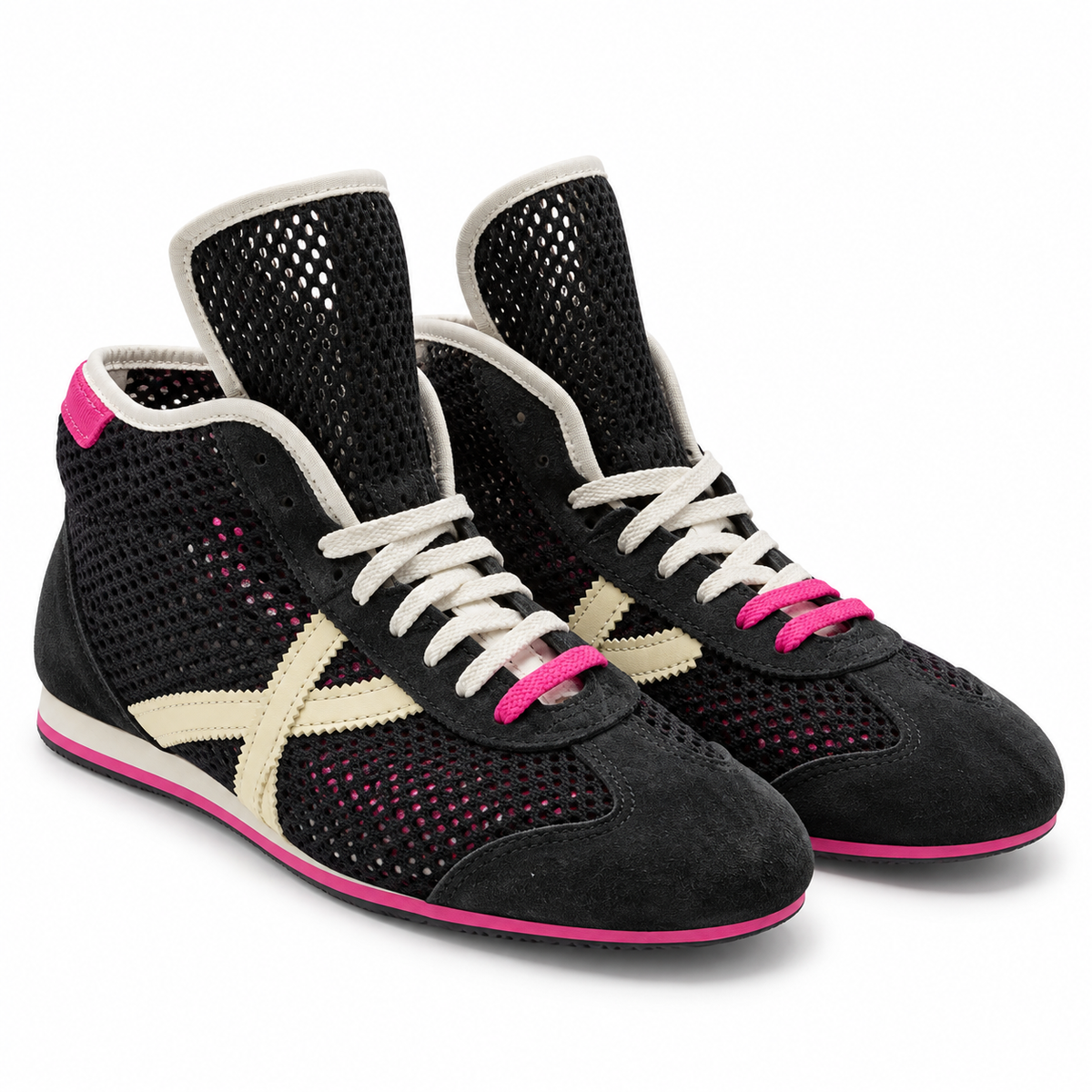 Zapatillas Munich negras de malla con detalles fucsia y crudo sobre fondo blanco