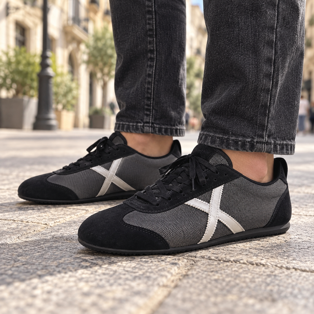 Zapatillas Munich negras y grises con detalles blancos en escena lifestyle