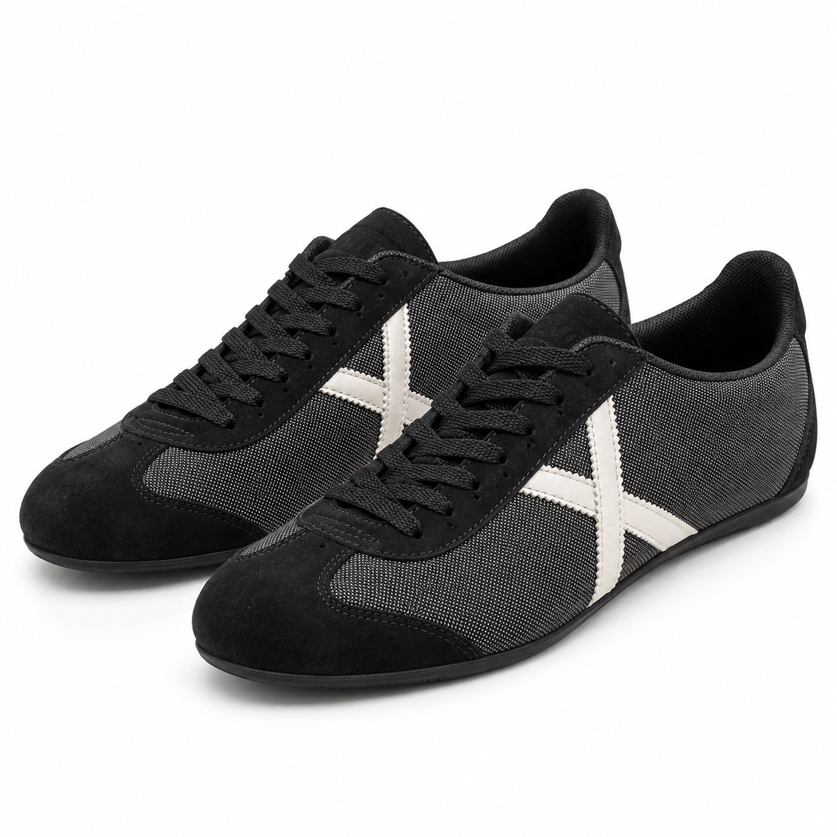 Zapatillas Munich negras y grises con detalles blancos sobre fondo blanco