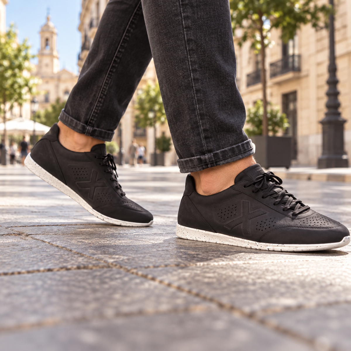Zapatillas Munich negras perforadas en uso