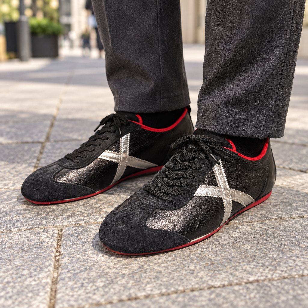 Zapatillas Munich negras y plateadas en ambiente urbano