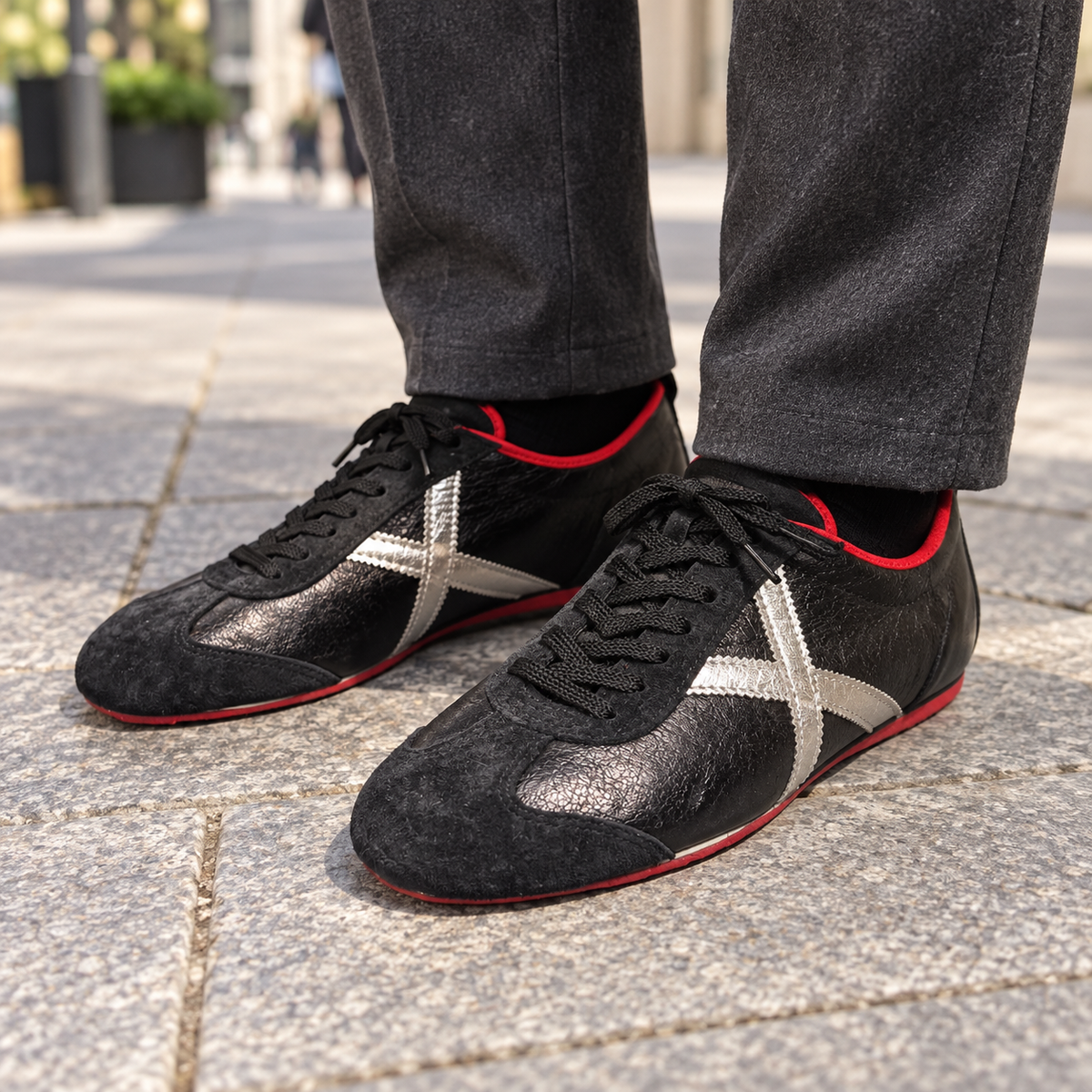 Zapatillas Munich negras y plateadas en ambiente urbano
