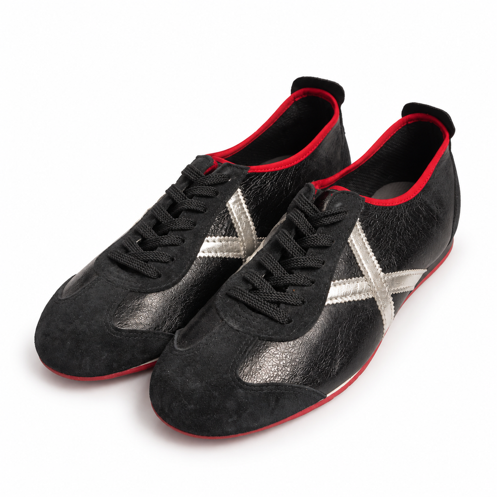 Zapatillas Munich negras con X plateada y ribete rojo