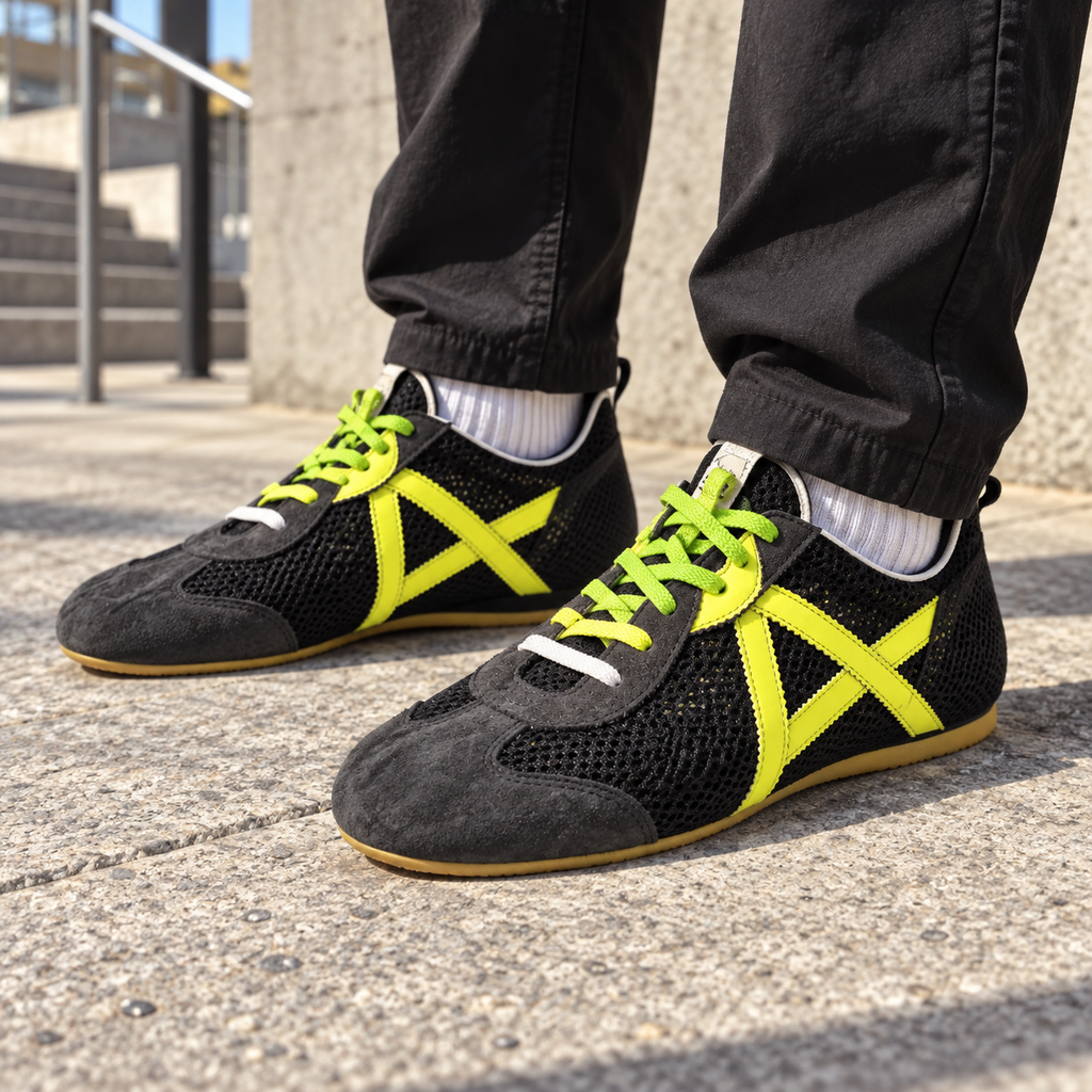 Zapatillas Munich negras con detalles flúor - imagen lifestyle