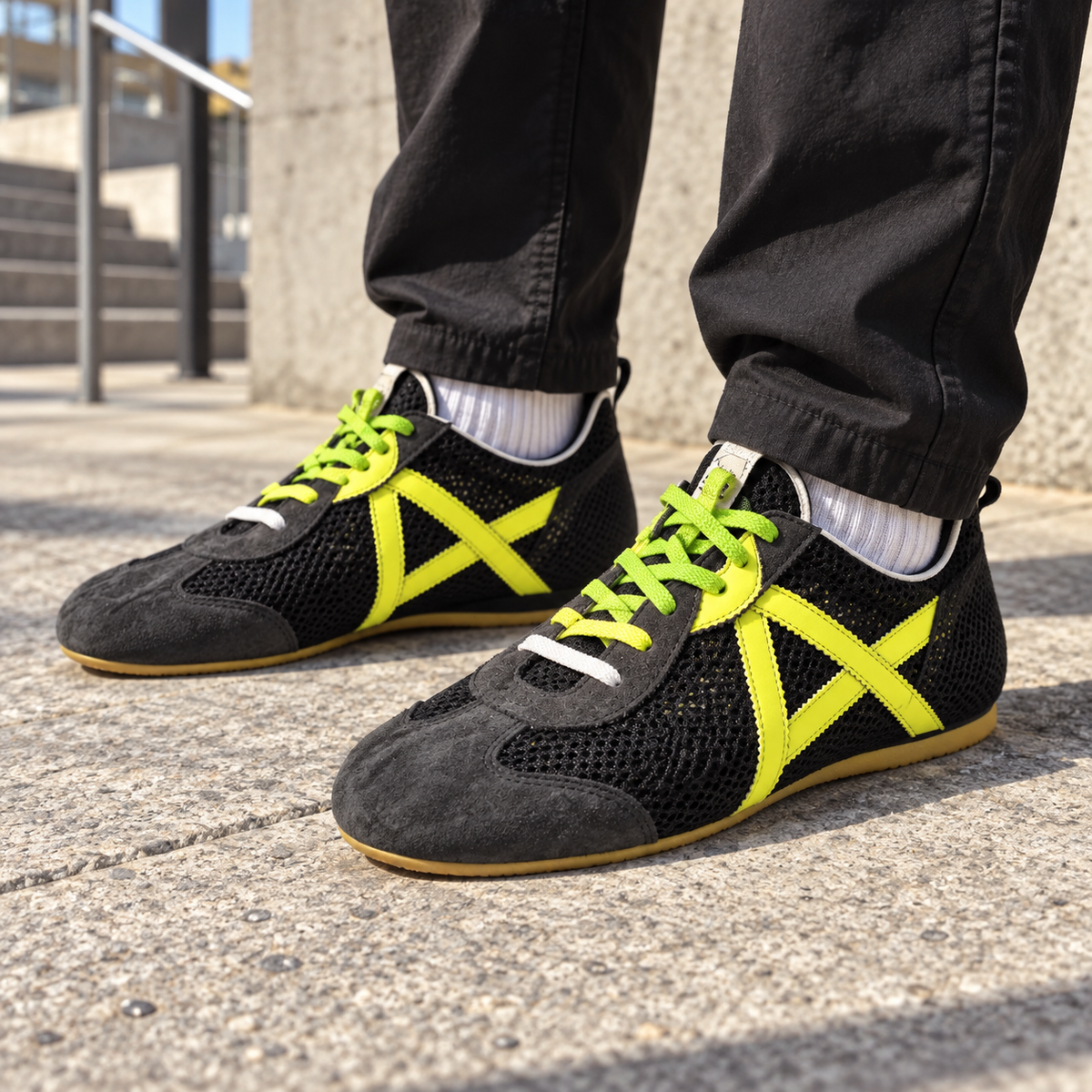 Zapatillas Munich negras con detalles flúor - imagen lifestyle