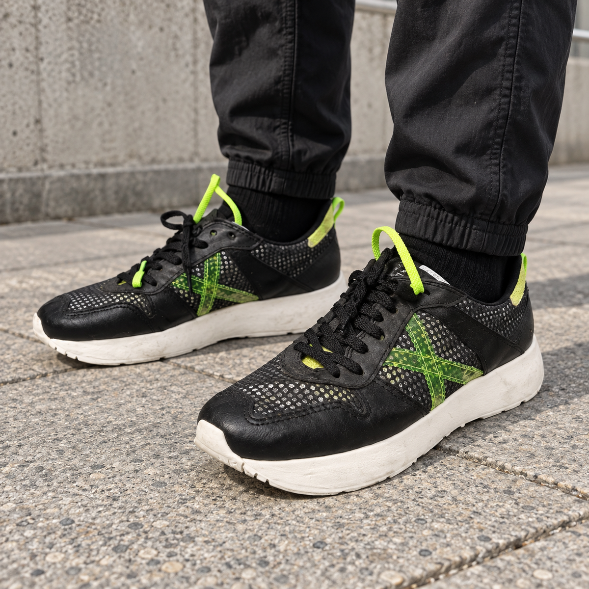 Zapatillas Munich negras y verde lima en un look urbano