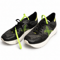 Zapatillas Munich negras de malla con detalles verde lima sobre fondo blanco