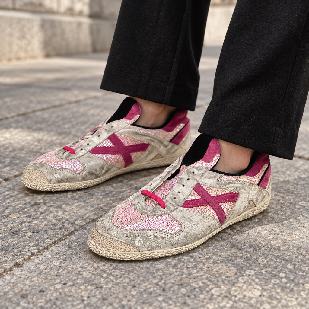 Zapatillas Munich plateadas y rosas en ambiente urbano
