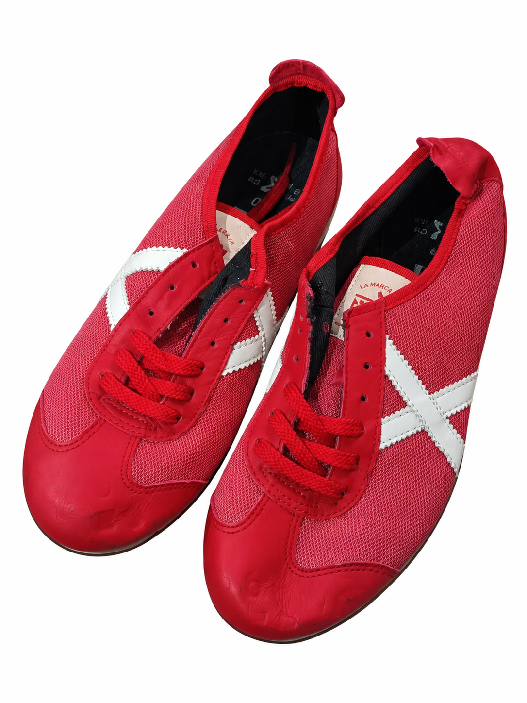 Par Munich rojas retro talla40 con X blanca y cordones incompletos, fondo blanco