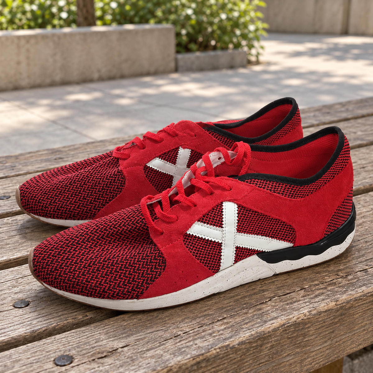 Zapatillas Munich rojas de tejido bicolor con X blanca · Talla 45 - lifestyle sobre banco