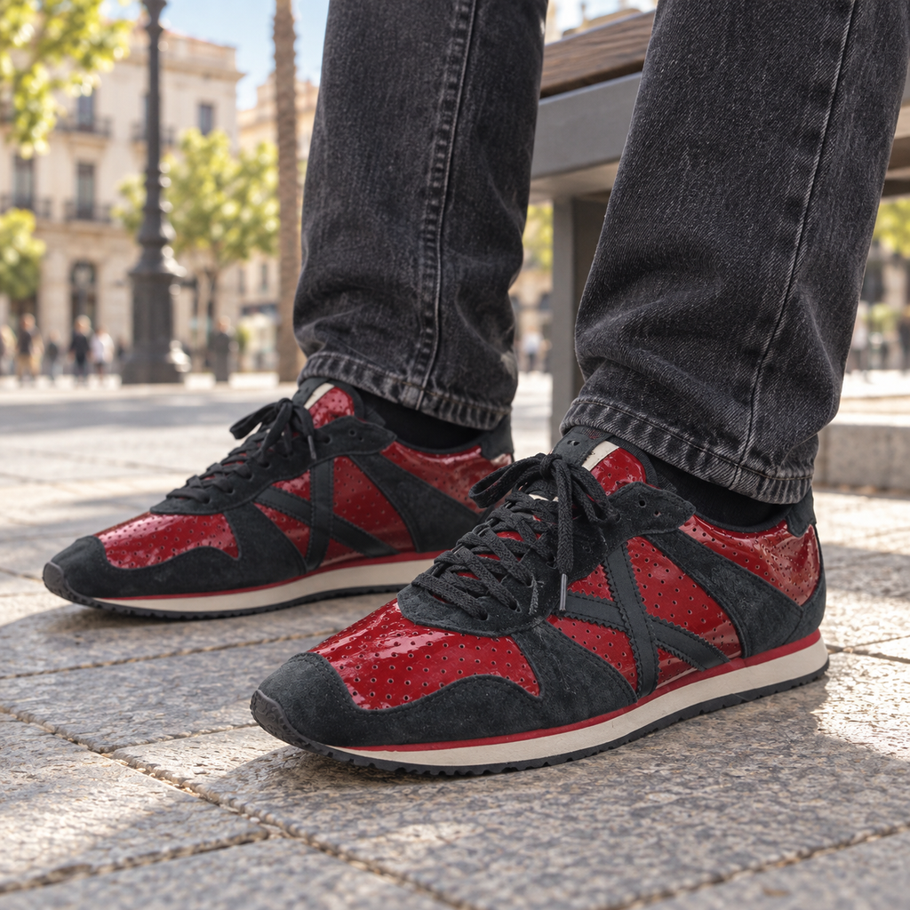 Zapatillas Munich rojas perforadas y negras en ambiente urbano
