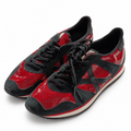 Zapatillas Munich rojas perforadas y negras sobre fondo blanco